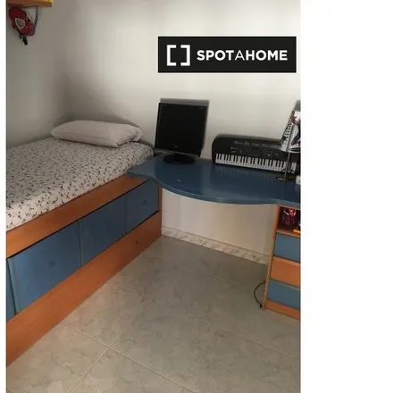 Rent this 1 bed room on Calle Cánovas del Castillo in 48, 11001 Cádiz