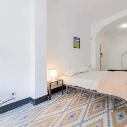 Rent this 5 bed room on Mediterránea de Hamburguesas in Plaça del Mercat, 22