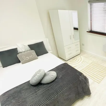 Rent this studio apartment on Canmore Gardens in London, SW16 5BE