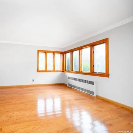 Image 5 - 165-10 32nd Avenue, New York, NY 11358, USA - House for sale