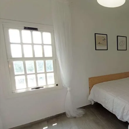Rent this 5 bed room on Calle Ronda de Panaderos in 18011 Granada, Spain