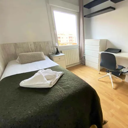 Rent this 2 bed apartment on Colegio Público Nicolás Salmerón in Calle de Vinaroz, 28002 Madrid