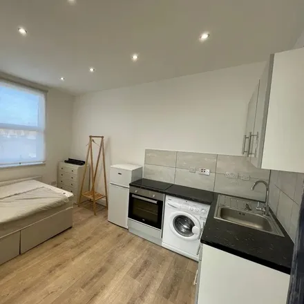 Rent this studio apartment on 78 Askew Road in London, W12 9BH