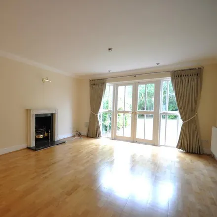 Image 5 - Lime Tree Walk, Virginia Water, GU25 4SW, United Kingdom - House for rent