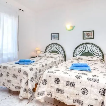 Rent this 5 bed house on 17490 Llançà