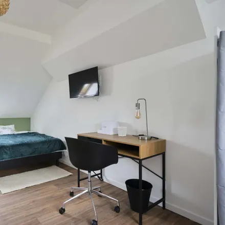 Rent this 1 bed room on 104 Route de Rouen in 80480 Pont-de-Metz, France