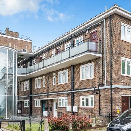 Rent this 3 bed apartment on unnamed road in London, SE17 2PJ