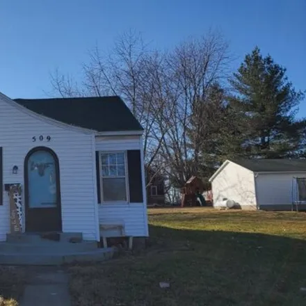 Buy this 2 bed house on 265 East North Street in Pittsfield, IL 62363