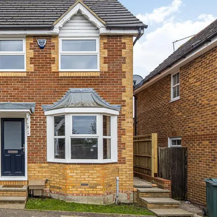 Rent this 3 bed townhouse on Bowler Road in Aylesbury, HP21 9QY