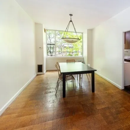 Image 4 - 219 E 49th St, New York, 10017 - House for sale