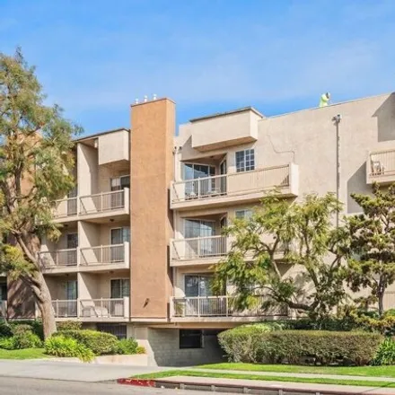 Rent this 2 bed condo on 10057 Tabor Street in Los Angeles, CA 90034