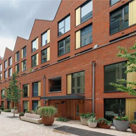 Image 7 - Central Garden Apartments, Central Avenue, London, SW6 2QE, United Kingdom - Apartment for sale