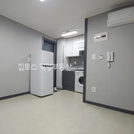 Rent this studio apartment on 서울특별시 관악구 봉천동 1652-9