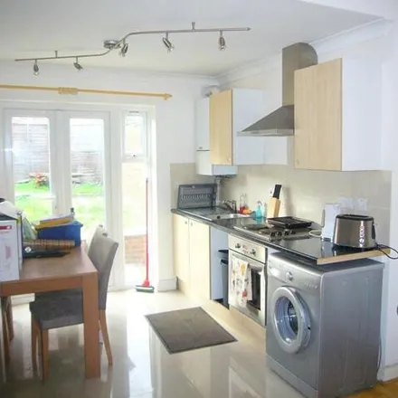 Image 3 - 1 Duncan Grove, London, W3 7NN, United Kingdom - Townhouse for rent