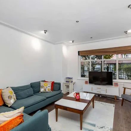 Rent this 3 bed duplex on 29 Westwood Road in London, SW13 0LA