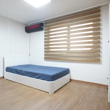 Rent this studio apartment on 144-14 Nonhyeon-dong in Gangnam-gu, Seoul