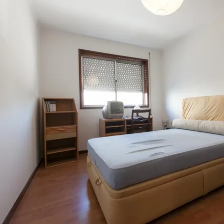 Rent this 3 bed room on Pavilhão da Paróquia da Areosa in Travessa da Areosa, 4200-219 Porto
