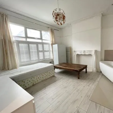 Image 5 - 27 Park Avenue, London, N22 7HA, United Kingdom - Apartment for rent