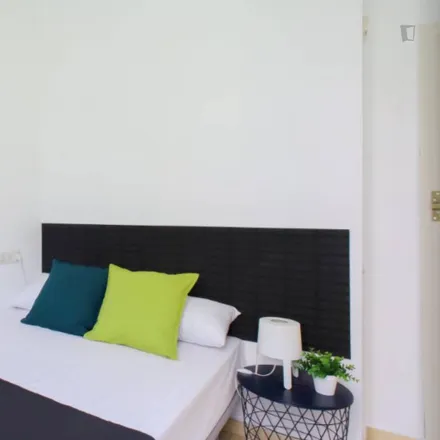 Rent this 5 bed room on Avinguda del Regne de València in 22, 46005 Valencia