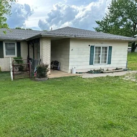 Buy this 3 bed house on 1627 Amy Street in West Plains, MO 65775