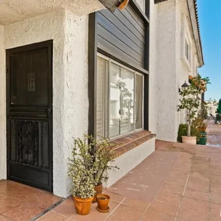Image 3 - 14372 Dickens Street, Los Angeles, CA 91423, USA - Townhouse for sale