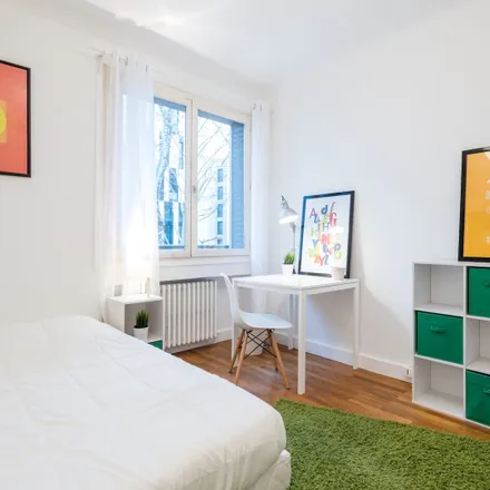 Rent this 4 bed room on 60 cours Suchet