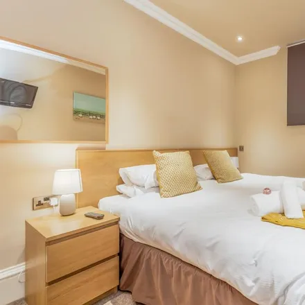 Rent this 3 bed apartment on Hibiki in Hill Street, City of Edinburgh