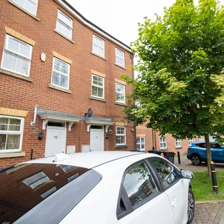 Rent this 5 bed townhouse on Larchmont Road in Leicester, LE4 0BE