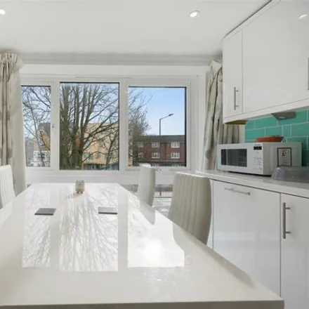 Image 5 - Peascroft House, Willesden Lane, Brondesbury Park, London, NW6 7YN, United Kingdom - Apartment for sale