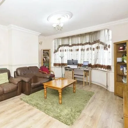 Image 3 - Westrow Drive, London, IG11 9BJ, United Kingdom - Townhouse for sale