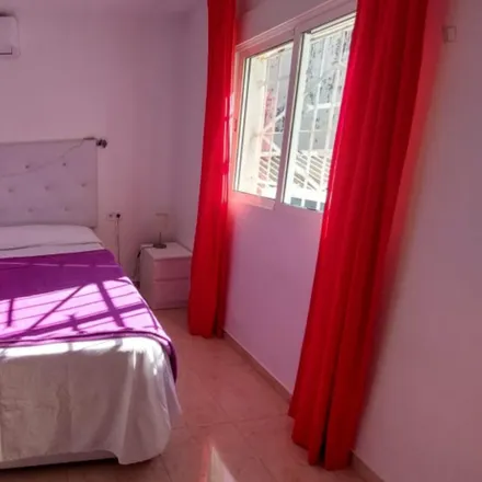 Rent this 4 bed room on Antiguo Cine Valencia in Carrer de Vicente Lleó, 1