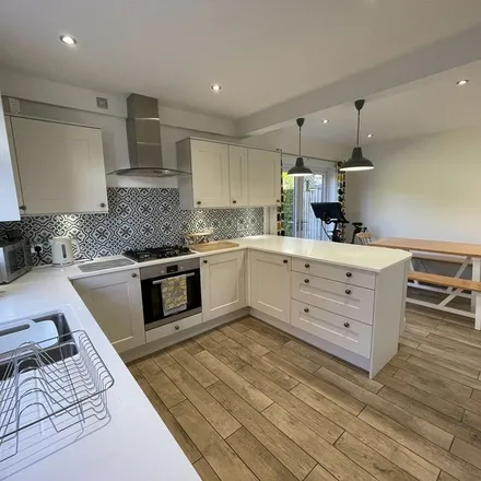 Rent this 3 bed apartment on Rufford Road in Nottingham, NG5 2NQ