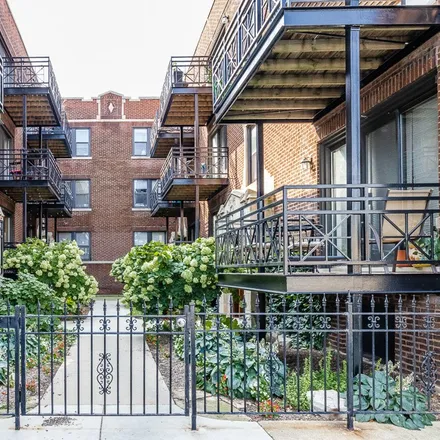 Buy this 1 bed house on 1133-1151 West Grace Street in Chicago, IL 60613