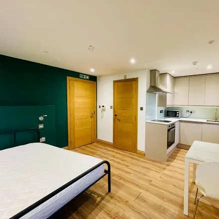 Rent this studio apartment on 19 The Avenue in London, W13 8JR