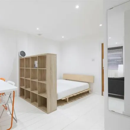 Image 9 - City View House, 455-463 Bethnal Green Road, London, E2 9QH, United Kingdom - Apartment for sale
