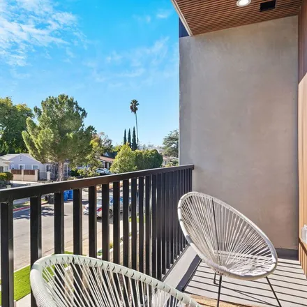 Image 2 - 10837 Hartsook Street, Los Angeles, CA 91601, USA - Townhouse for rent