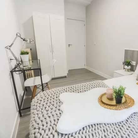 Rent this 9 bed room on Âllo Pizza in Calle de Galileo, 28003 Madrid
