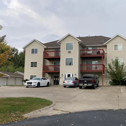 Rent this 2 bed apartment on 643 East 46th Street in Davenport, IA 52806
