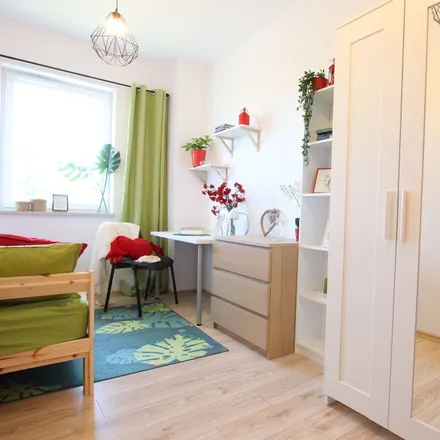 Rent this 3 bed room on Telefoniczna 23d in 92-017 Łódź, Poland