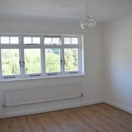 Image 4 - Oaklands Avenue, The Rookery, WD19 4LH, United Kingdom - Apartment for rent