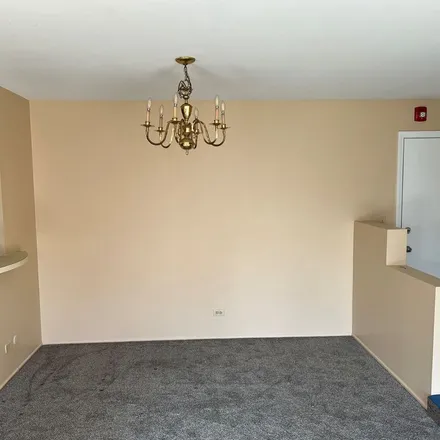 Image 6 - 2407 South Goebbert Road, Arlington Heights, IL 60005, USA - Apartment for rent
