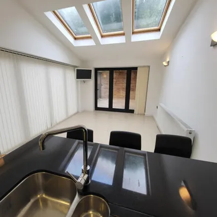 Image 4 - Arlington Crescent, Wilmslow, Greater Manchester, Sk9 6bj - House for rent