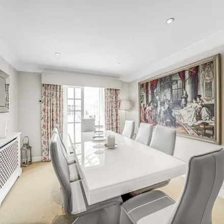 Rent this 4 bed apartment on Boundary Close in London, EN5 4PE