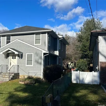 Rent this 4 bed house on 8 Leonard Place in Village of Sea Cliff, NY 11579