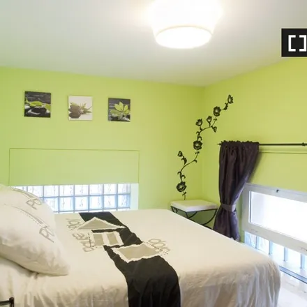 Rent this 3 bed apartment on La Pizza del Sortidor in Carrer de Blasco de Garay, 46