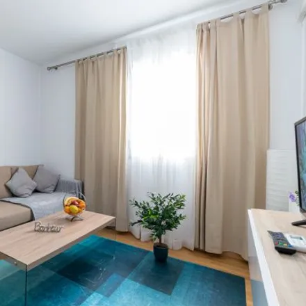Rent this 2 bed apartment on Madrid in Avenida de la Ciudad de Barcelona, 178