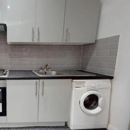 Rent this 2 bed apartment on St John's Terrace in Belle Vue Road, Leeds