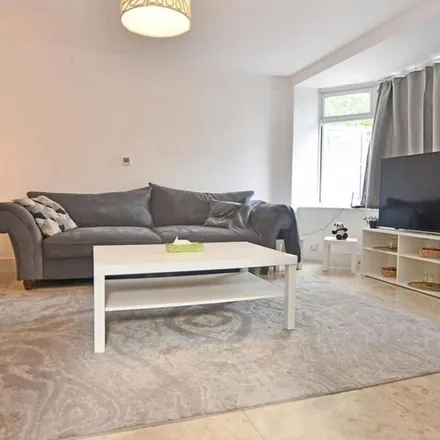 Rent this 5 bed apartment on Osterley Avenue in London, TW7 4QF