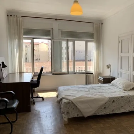 Rent this 5 bed room on Calle de Raimundo Fernández Villaverde in 3, 28003 Madrid