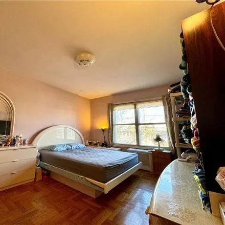 Image 6 - 57 Bay 10th Street, New York, NY 11228, USA - House for sale